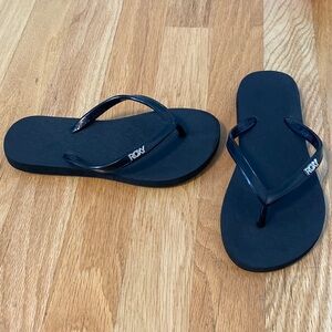 Girls Roxy black flip flops! Great condition! Size 1/2